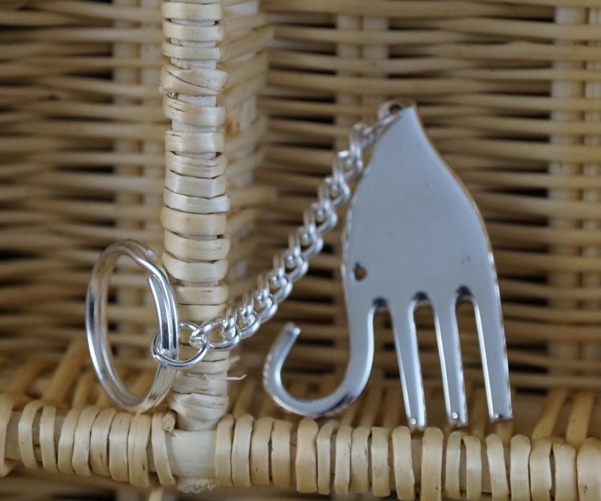 Fork keyring on a wicker basket